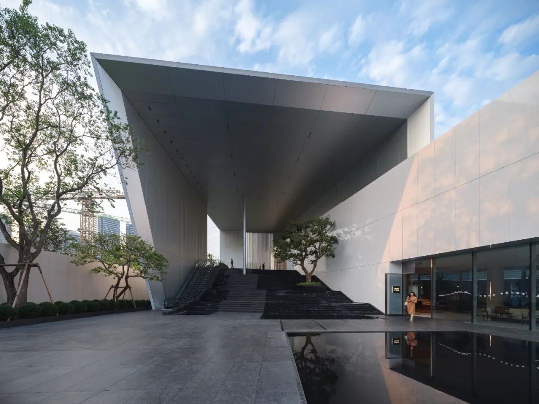 公園中的美術(shù)館：超白玻璃+鋁板的外立面設(shè)計(jì)，簡潔的美感。